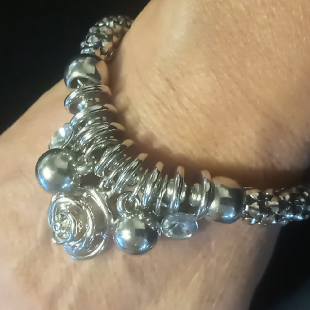 Rose beaded & crystal charms mesh bracelet. - Picture 2 of 6